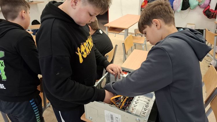 Digitális kalandok a dévaványai általános iskolában