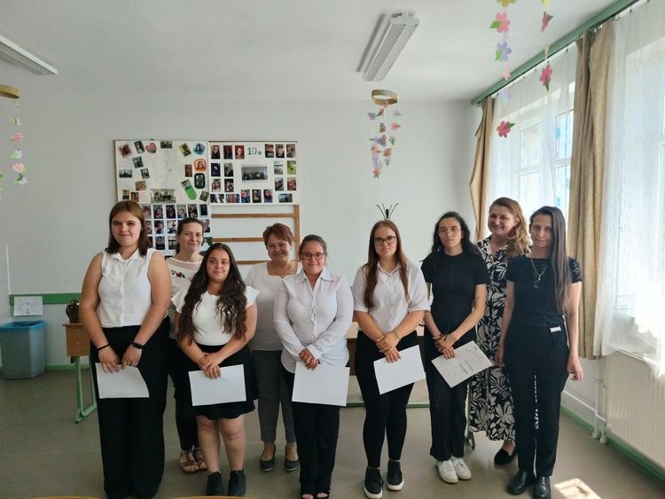 A mai napon eredményesen zárták szociális ágazati vizsgájukat 10.a osztályos kisgyermekgondozó- és nevelő szakos tanulóink. 