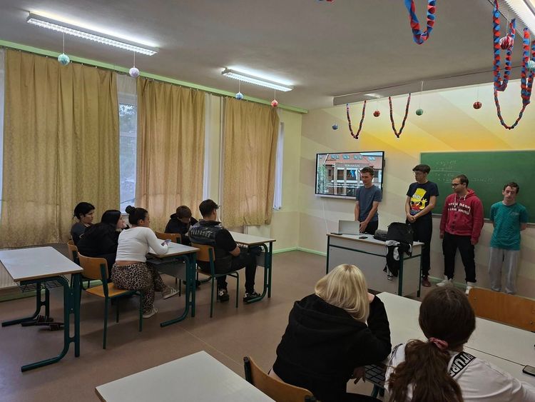 Köszönjük a 11.a osztály fiú tanulóinak és kortárs segítőnknek, hogy felvilágosítást tartottak 9.-eseinknek a közösségi munkával kapcsolatban! 