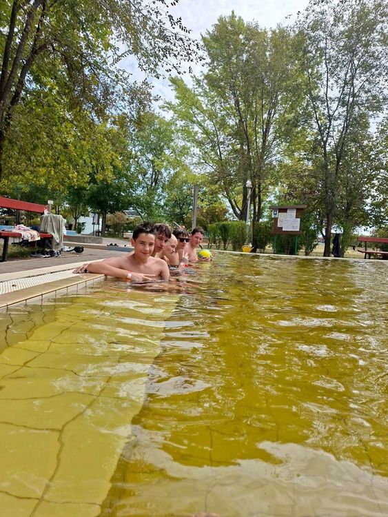 A hagyomány kötelez – csobbanással indítottuk az évet! ☀️🏊♂️