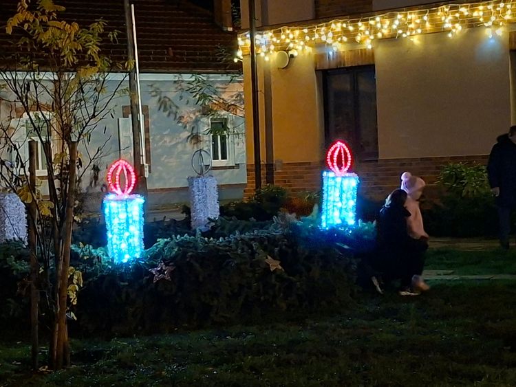 Városunk adventi koszorúján fellobbant a második gyertya.